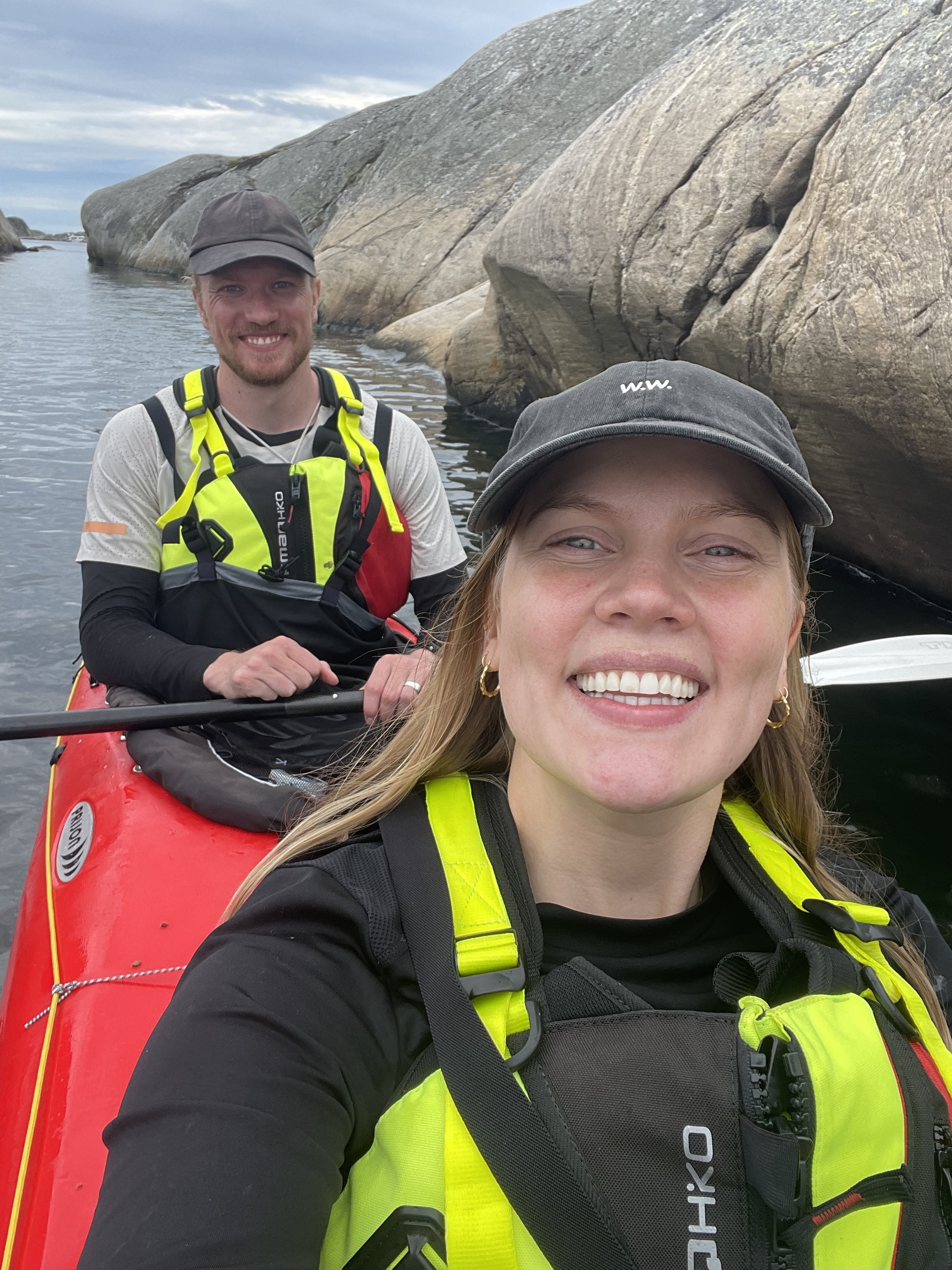 Henrik och Rebecca paddlar kajak